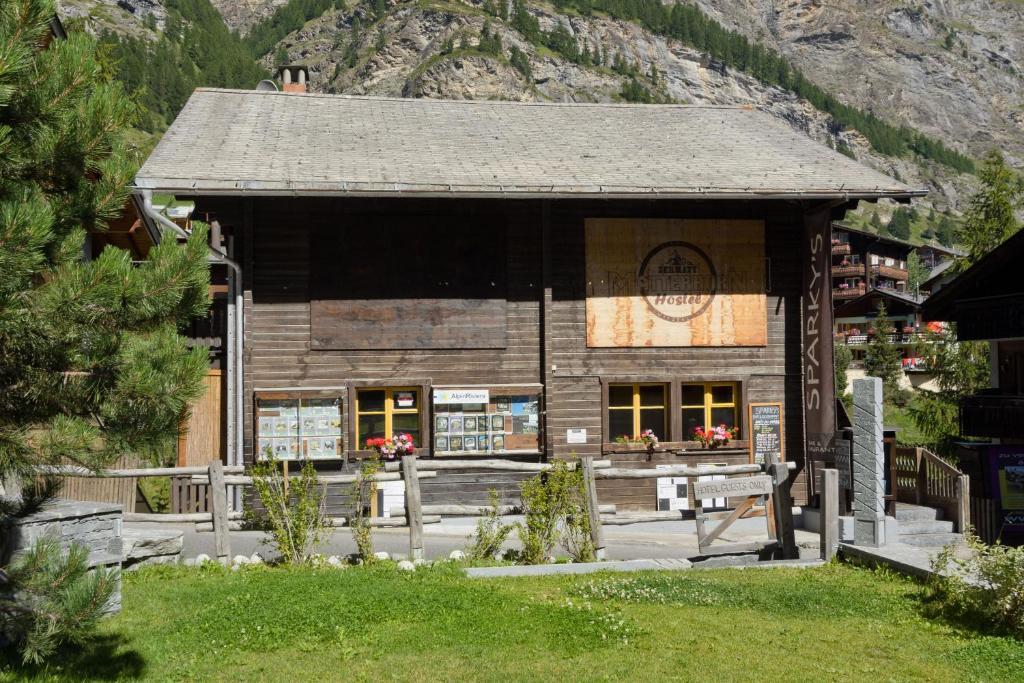 The Matterhorn Hostel Zermatt Exterior photo