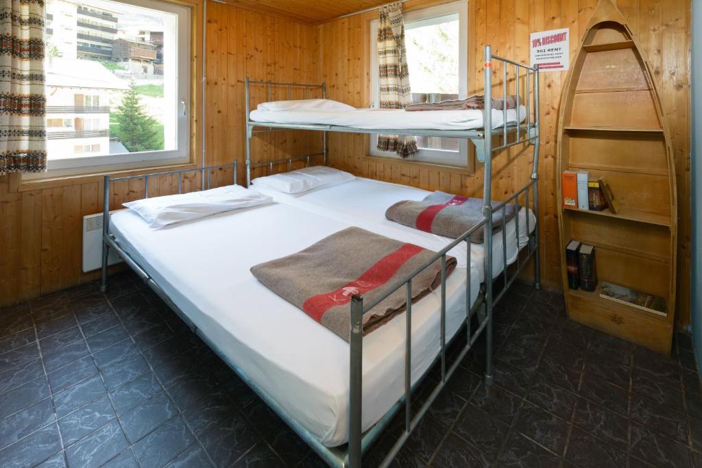 The Matterhorn Hostel Zermatt Room photo